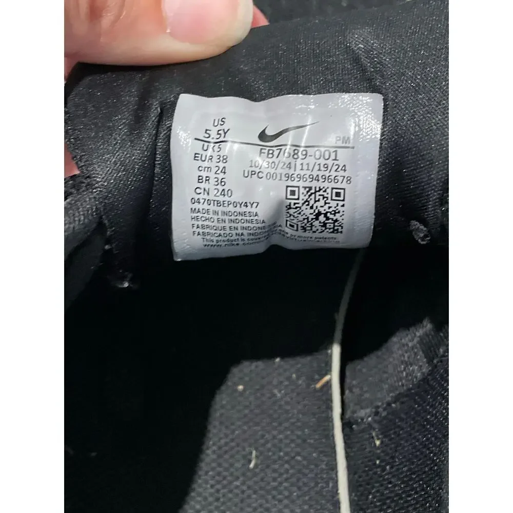 Nike Youth Size 5.5 Revolution 7 Sneakers Black Sneakers